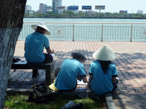 Sinh viên đội nắng vẽ tranh bên sông Hàn