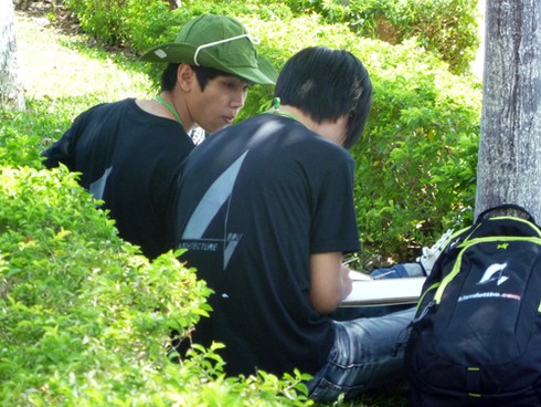 Sinh viên đội nắng vẽ tranh bên sông Hàn