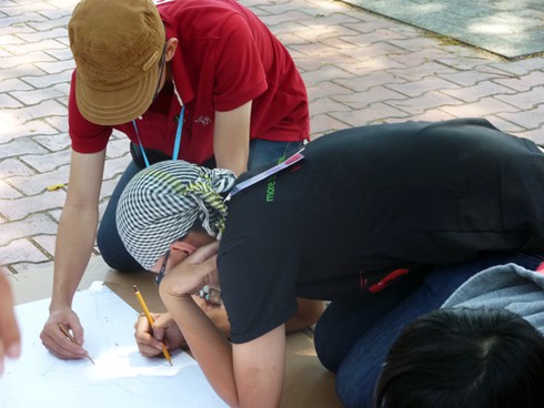 Sinh viên đội nắng vẽ tranh bên sông Hàn