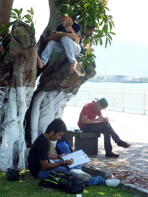 Sinh viên đội nắng vẽ tranh bên sông Hàn