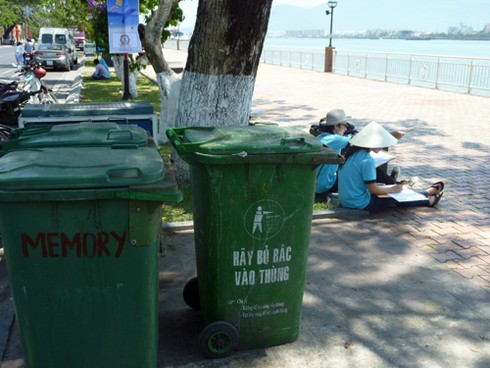 Sinh viên đội nắng vẽ tranh bên sông Hàn