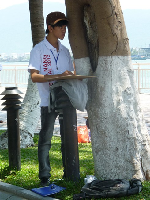 Sinh viên đội nắng vẽ tranh bên sông Hàn