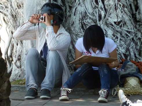 Sinh viên đội nắng vẽ tranh bên sông Hàn