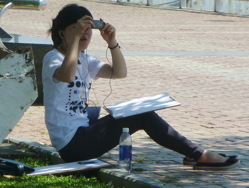 Sinh viên đội nắng vẽ tranh bên sông Hàn