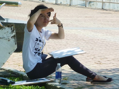 Sinh viên đội nắng vẽ tranh bên sông Hàn
