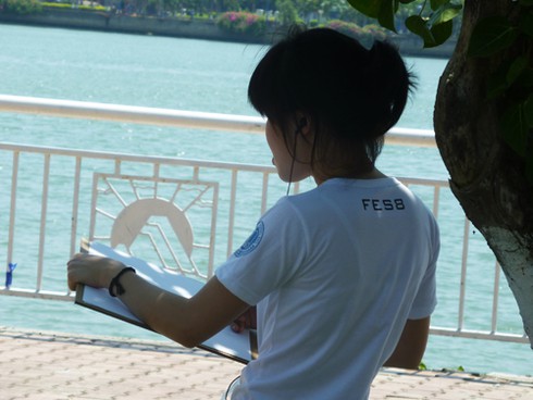 Sinh viên đội nắng vẽ tranh bên sông Hàn