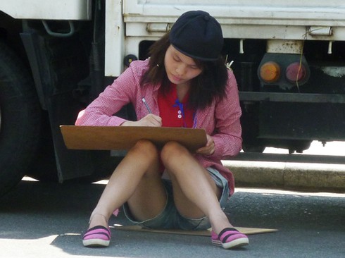 Sinh viên đội nắng vẽ tranh bên sông Hàn