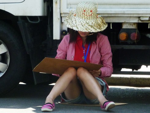 Sinh viên đội nắng vẽ tranh bên sông Hàn