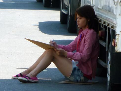 Sinh viên đội nắng vẽ tranh bên sông Hàn