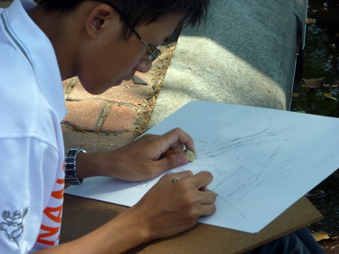 Sinh viên đội nắng vẽ tranh bên sông Hàn