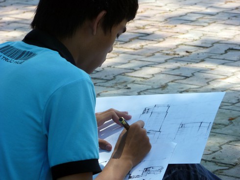 Sinh viên đội nắng vẽ tranh bên sông Hàn