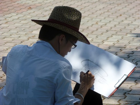 Sinh viên đội nắng vẽ tranh bên sông Hàn