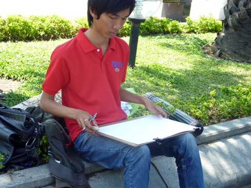 Sinh viên đội nắng vẽ tranh bên sông Hàn