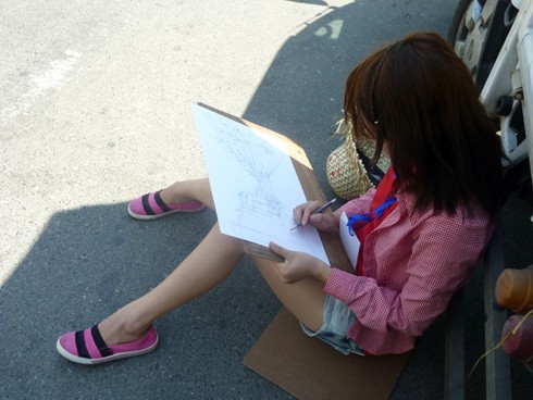 Sinh viên đội nắng vẽ tranh bên sông Hàn