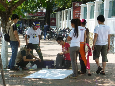 Sinh viên đội nắng vẽ tranh bên sông Hàn