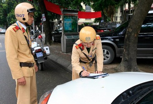 Bắt giữ xe BMW hóa “điên” do con Giám đốc CA Quảng Bình điều khiển?