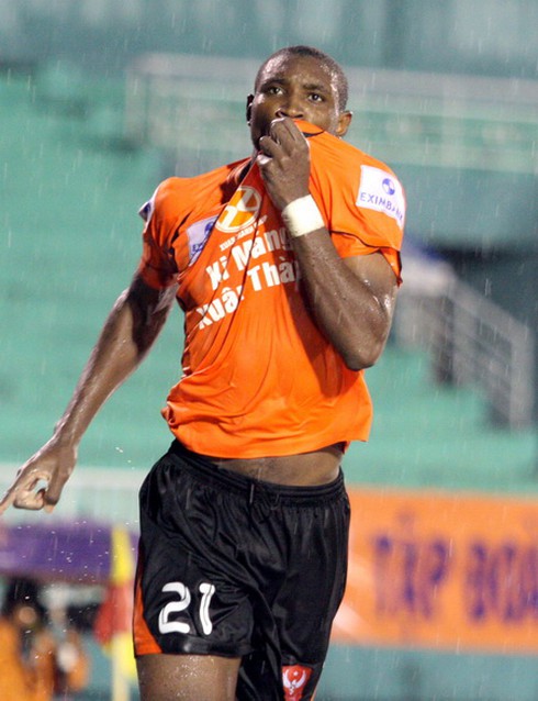 Dàn 'chân dài' đội mưa cổ vũ Sài Gòn FC