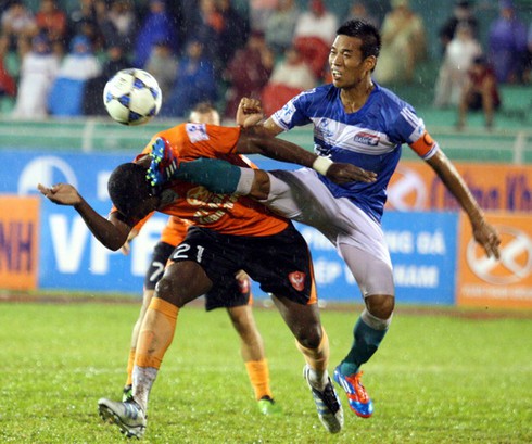 Dàn 'chân dài' đội mưa cổ vũ Sài Gòn FC