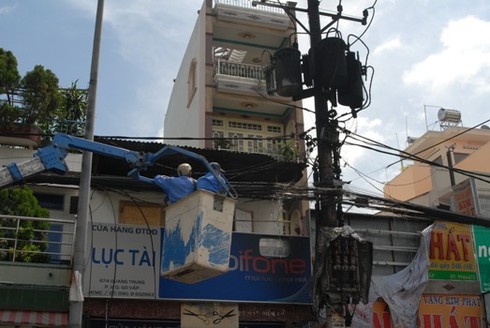 Cột điện sát nhà bốc cháy, hàng trăm người hoảng hốt