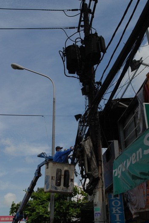 Cột điện sát nhà bốc cháy, hàng trăm người hoảng hốt