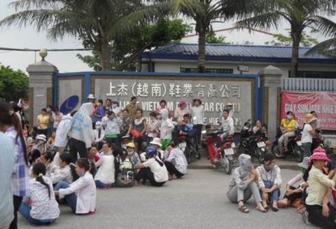 Quản lý dùng giày đánh thâm mặt nữ công nhân đang mang thai