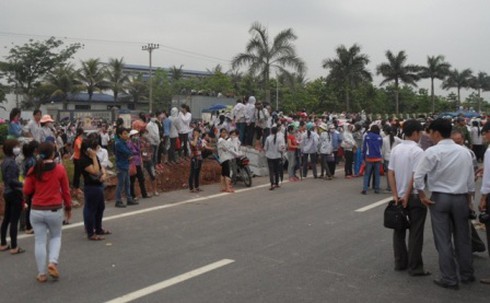 Quản lý dùng giày đánh thâm mặt nữ công nhân đang mang thai