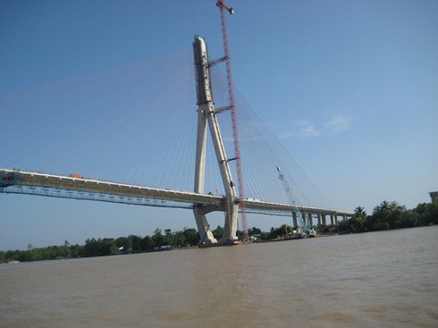 Gần 5kg đinh, vít nhọn rải trên cầu Cần Thơ