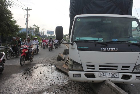 `Tránh mặt` xe khách, xe tải cày nát dải phân cách