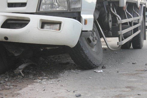 `Tránh mặt` xe khách, xe tải cày nát dải phân cách