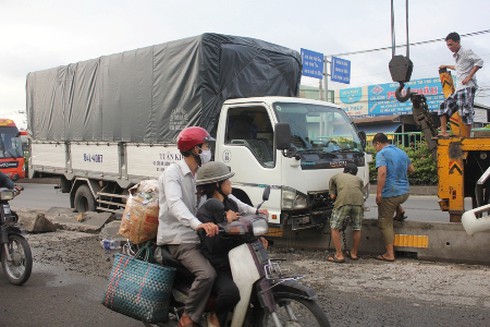 `Tránh mặt` xe khách, xe tải cày nát dải phân cách