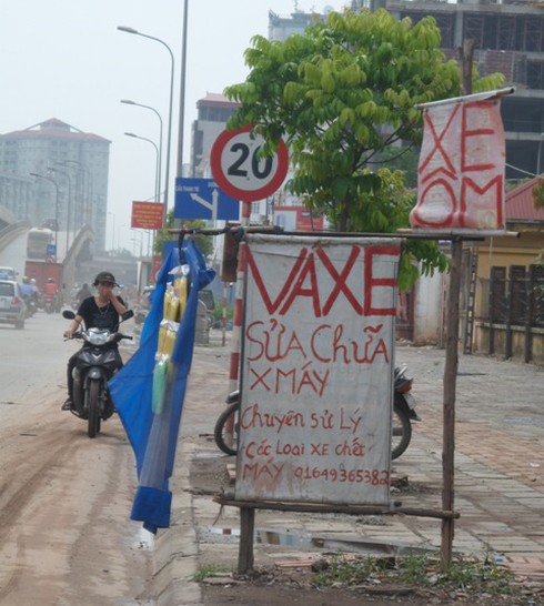 Cười ngẩn ngơ với biển hiệu sai lỗi chính tả trên đường Nguyễn Xiển