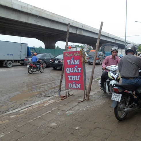 Cười ngẩn ngơ với biển hiệu sai lỗi chính tả trên đường Nguyễn Xiển