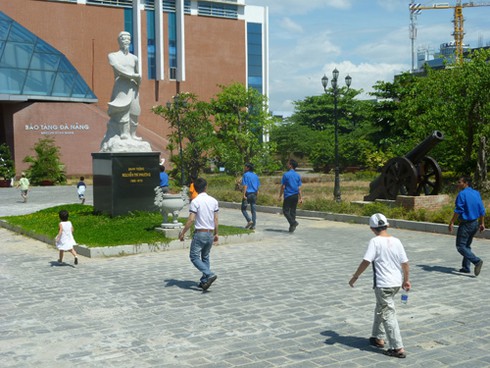 `Bóng đè` trên di tích thành Điện Hải