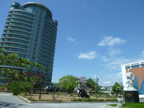 `Bóng đè` trên di tích thành Điện Hải