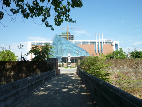 `Bóng đè` trên di tích thành Điện Hải