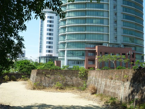 `Bóng đè` trên di tích thành Điện Hải