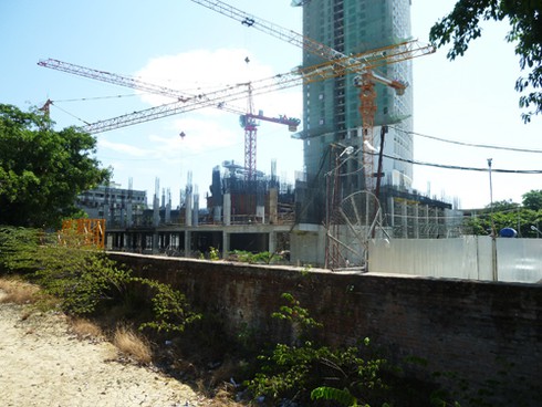 `Bóng đè` trên di tích thành Điện Hải