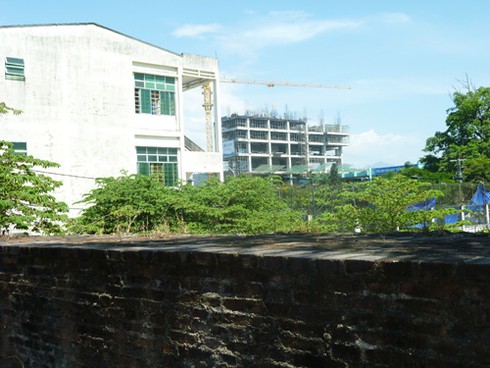 `Bóng đè` trên di tích thành Điện Hải