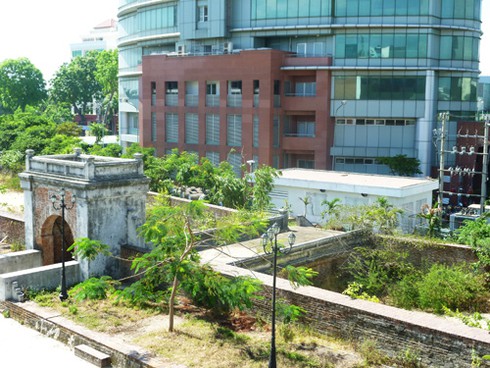 `Bóng đè` trên di tích thành Điện Hải