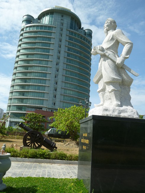 `Bóng đè` trên di tích thành Điện Hải