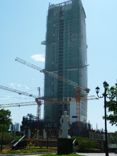 `Bóng đè` trên di tích thành Điện Hải