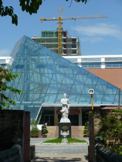 `Bóng đè` trên di tích thành Điện Hải