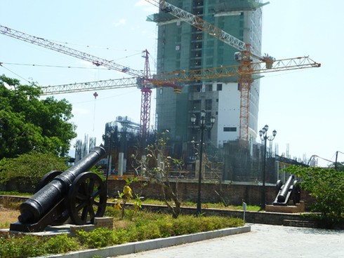 `Bóng đè` trên di tích thành Điện Hải