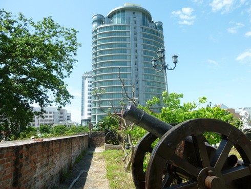 `Bóng đè` trên di tích thành Điện Hải