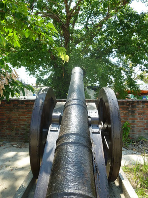 `Bóng đè` trên di tích thành Điện Hải