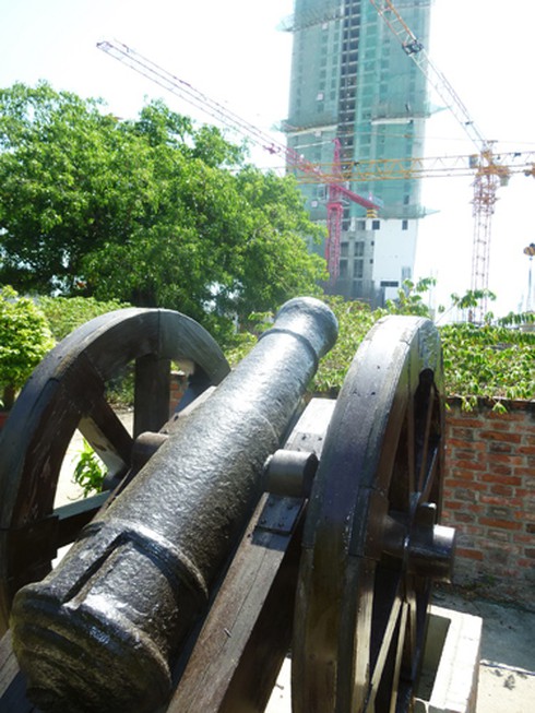 `Bóng đè` trên di tích thành Điện Hải