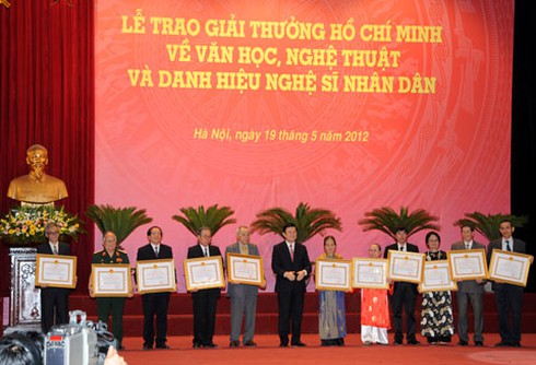 Trang trọng Lễ trao Giải thưởng Hồ Chí Minh
