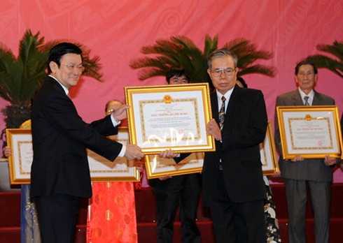 Trang trọng Lễ trao Giải thưởng Hồ Chí Minh