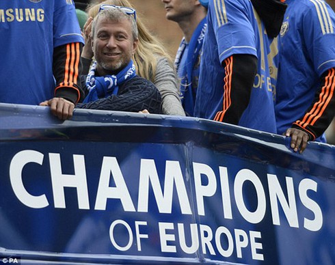 Hàng ngàn CĐV chào đón Chelsea mang Cup về London