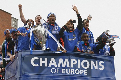 Hàng ngàn CĐV chào đón Chelsea mang Cup về London